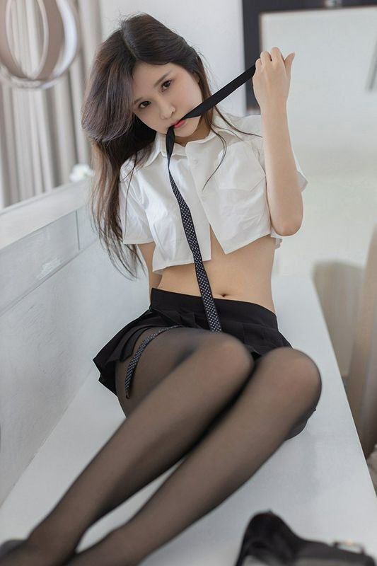 写真张雨萌黑丝短裙袒胸露乳