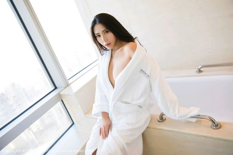 长发少妇只穿浴袍深沟魅惑安可儿