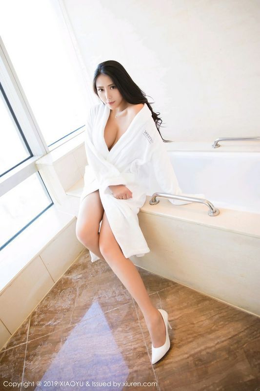 长发少妇只穿浴袍深沟魅惑安可儿