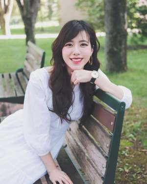 黄家怡清纯面貌勾人神情让人无法招架