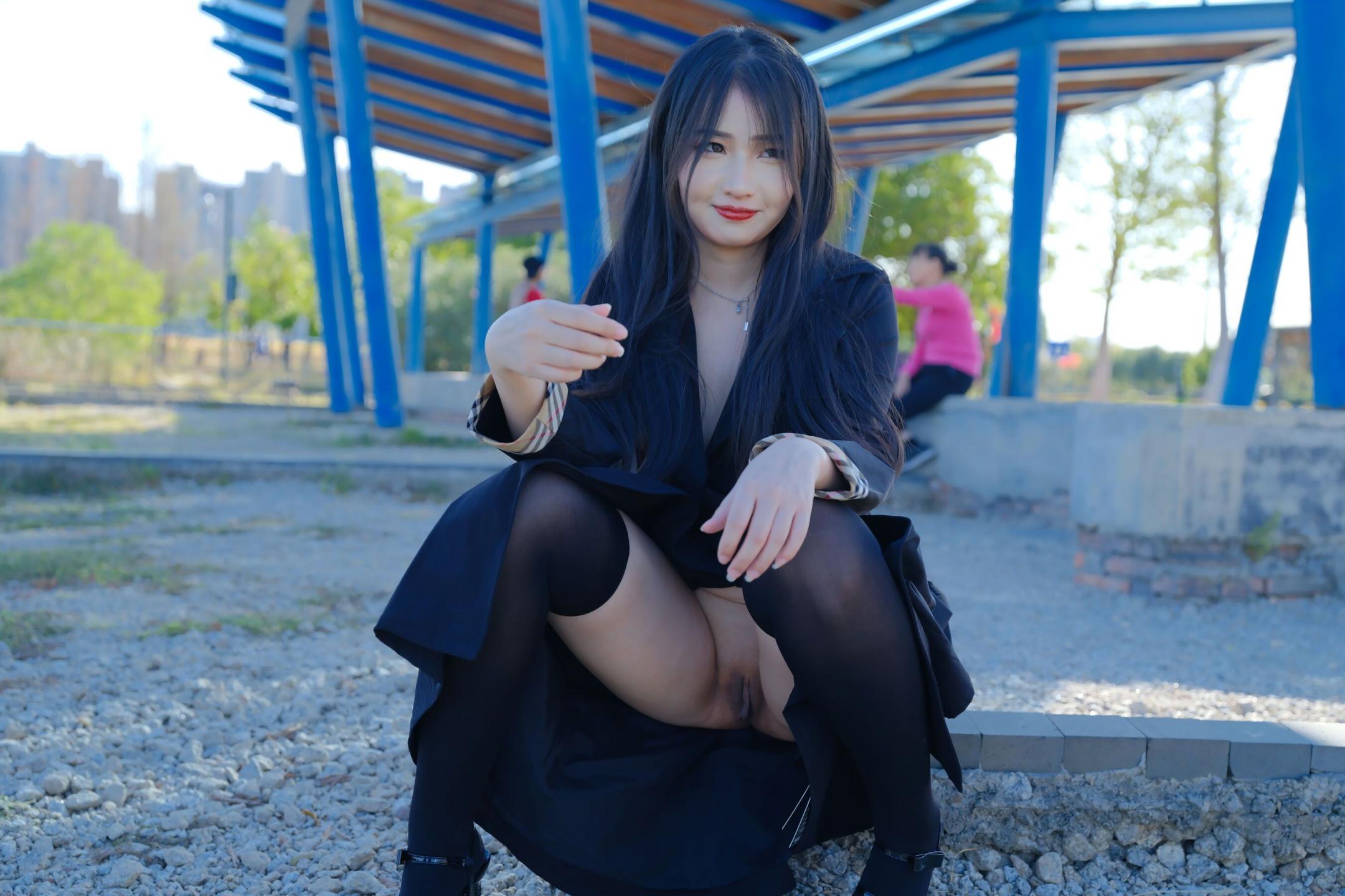 爱露出的妹子还是个人工白虎