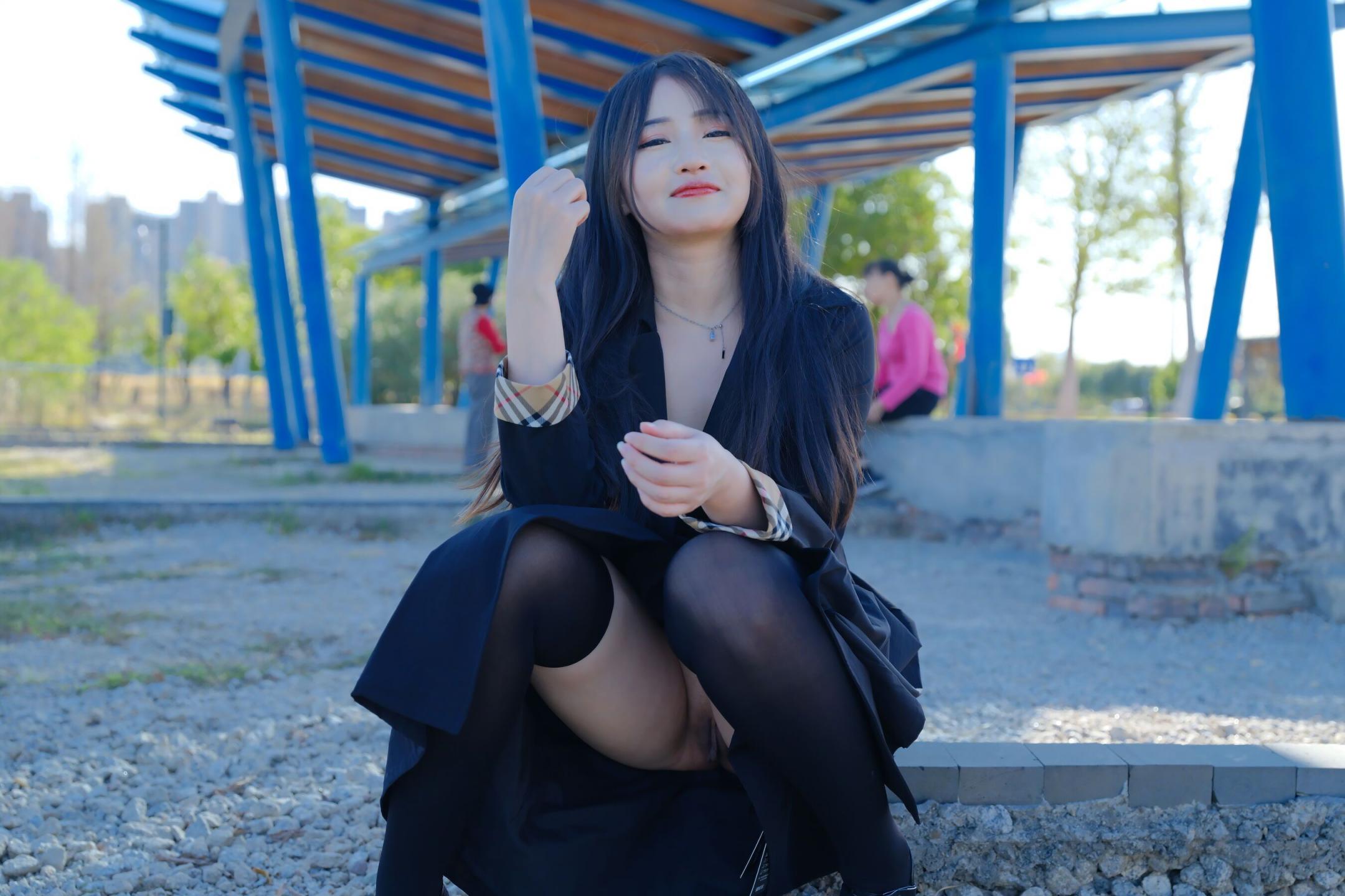 爱露出的妹子还是个人工白虎