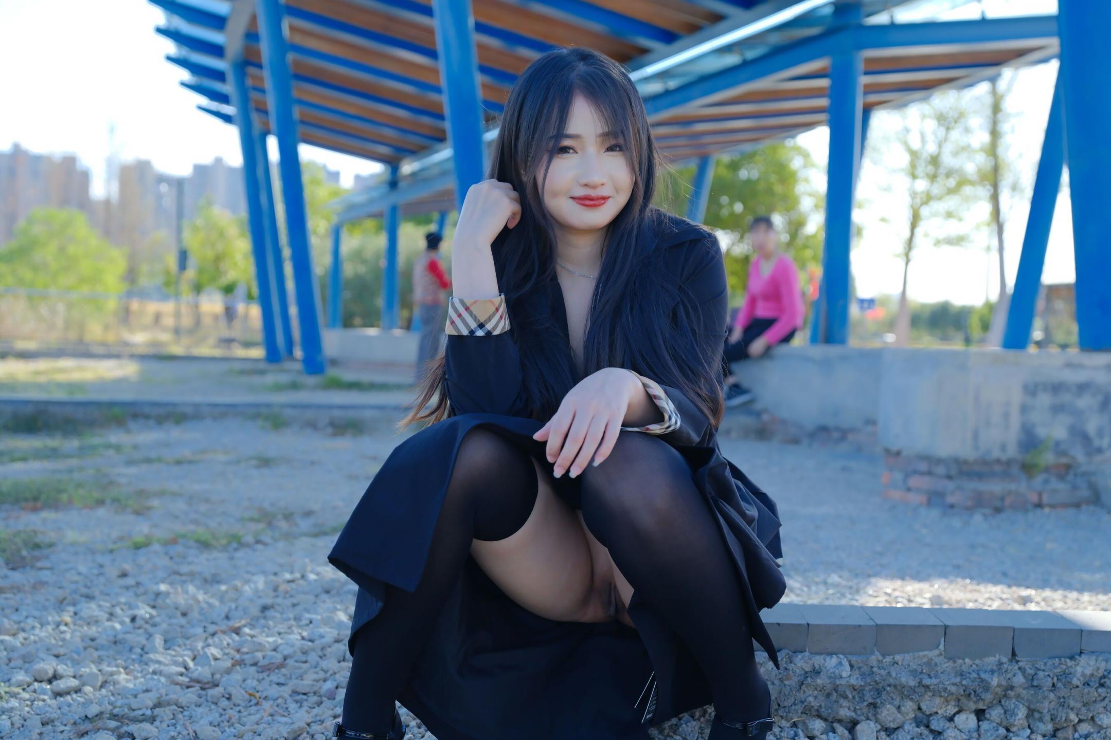 爱露出的妹子还是个人工白虎