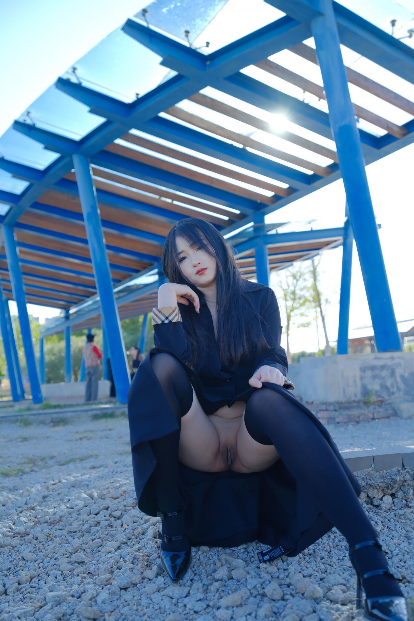 爱露出的妹子还是个人工白虎