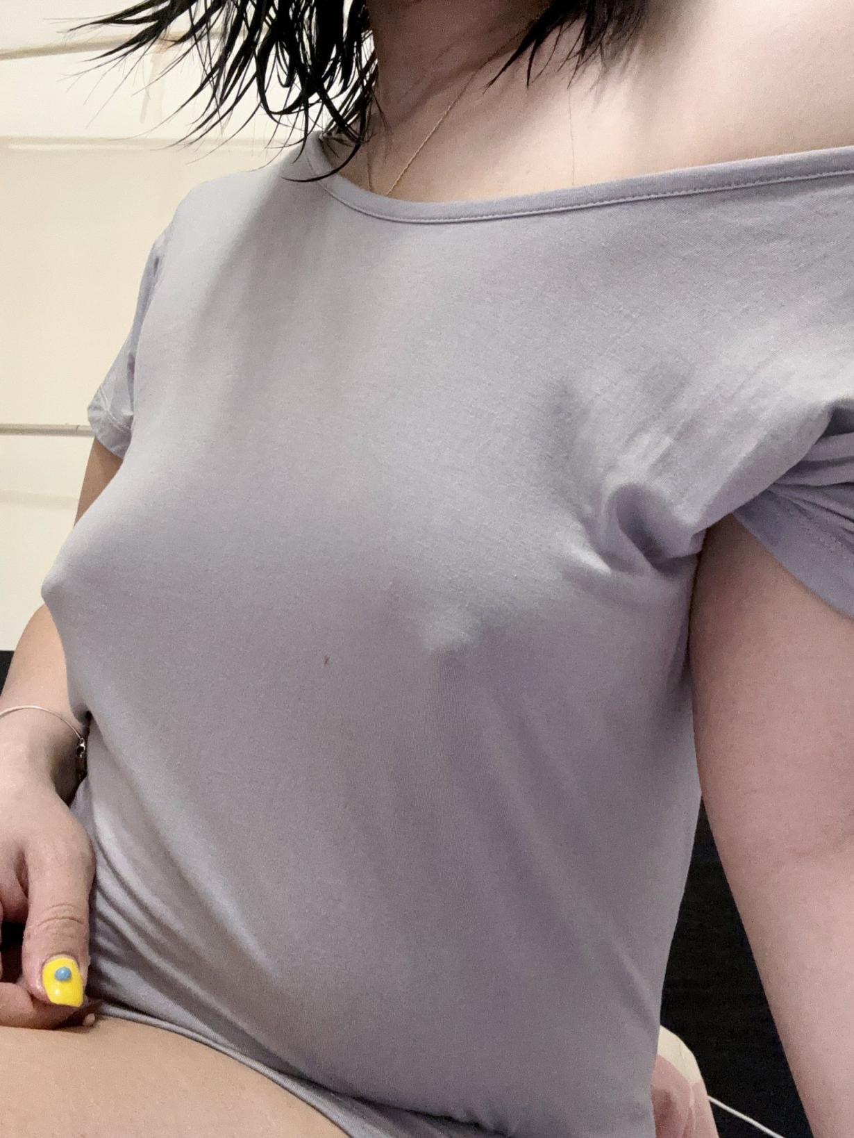 薄衣服下的奶头
