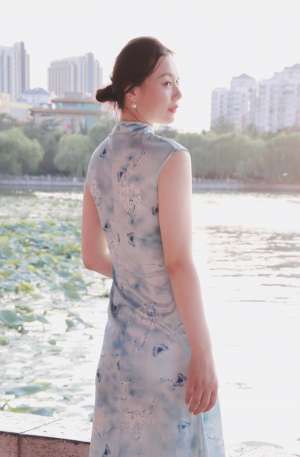 东方素女人妻的旗袍装
