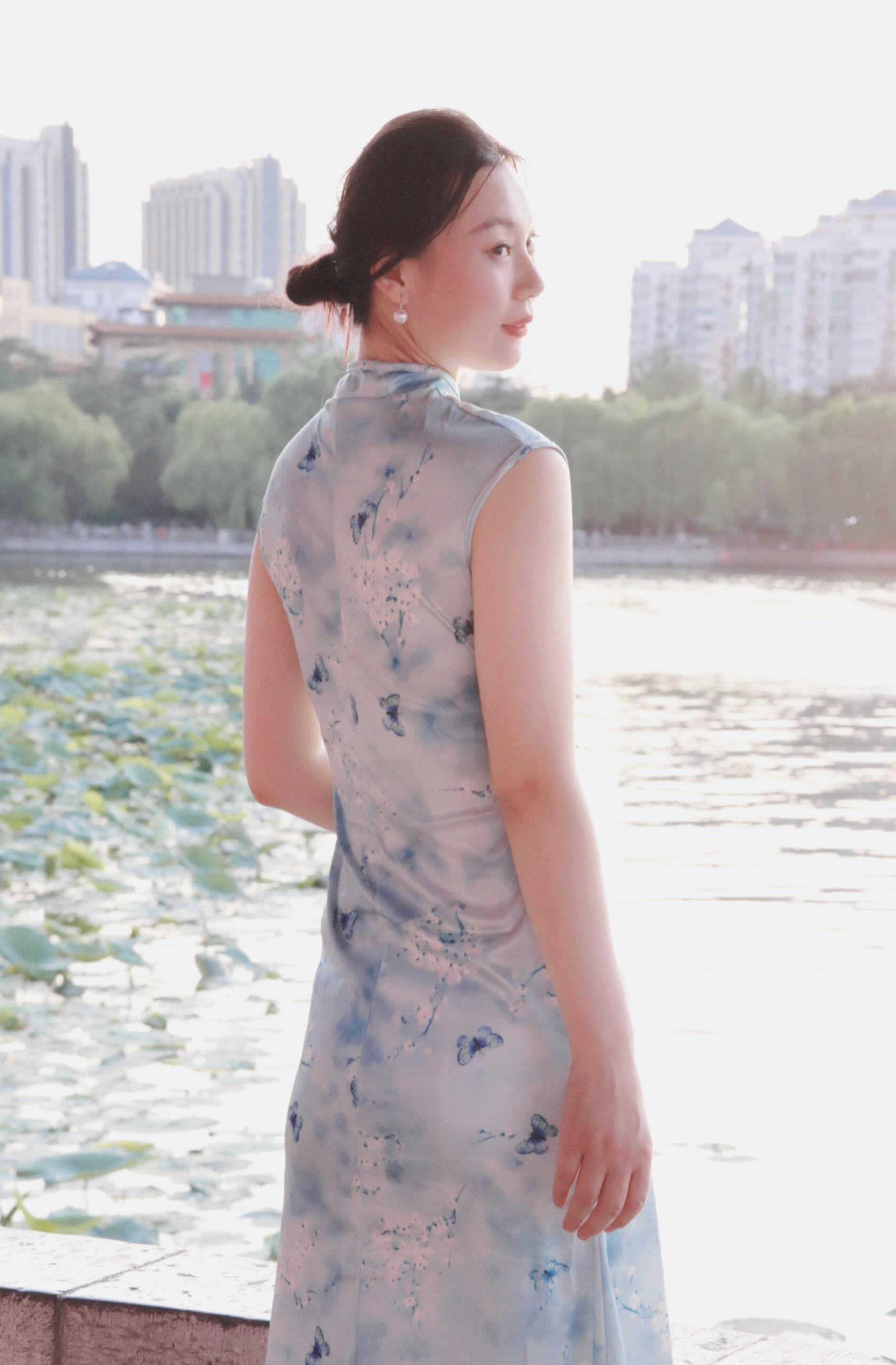 东方素女人妻的旗袍装