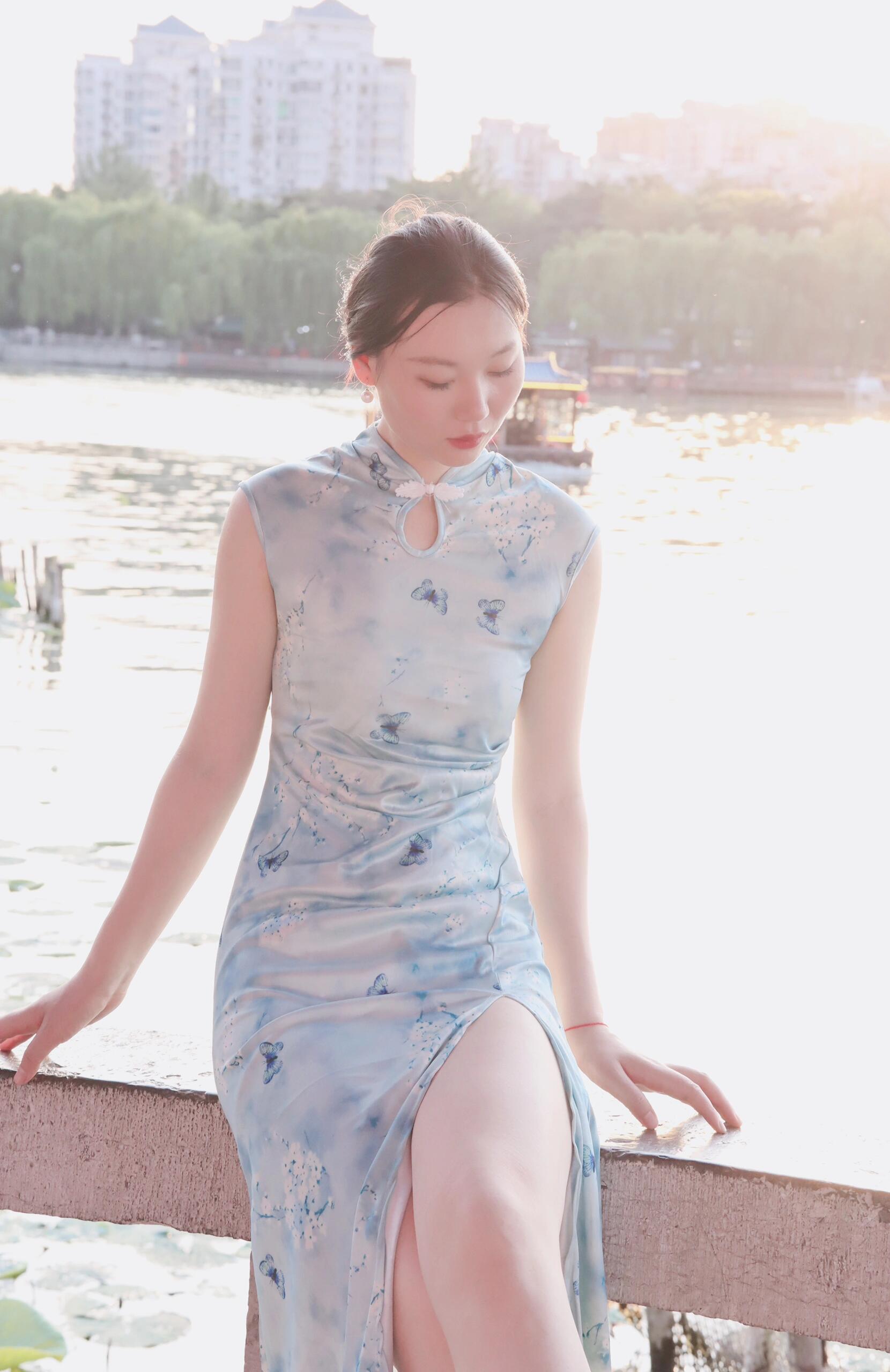 东方素女人妻的旗袍装