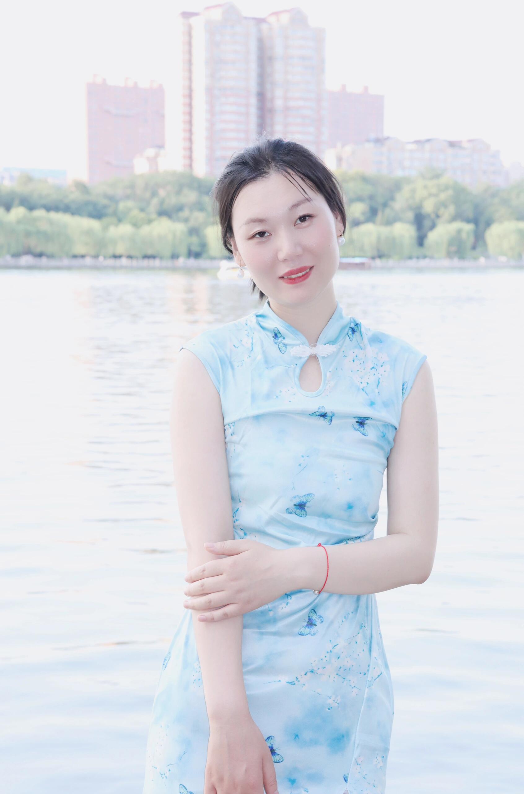 东方素女人妻的旗袍装