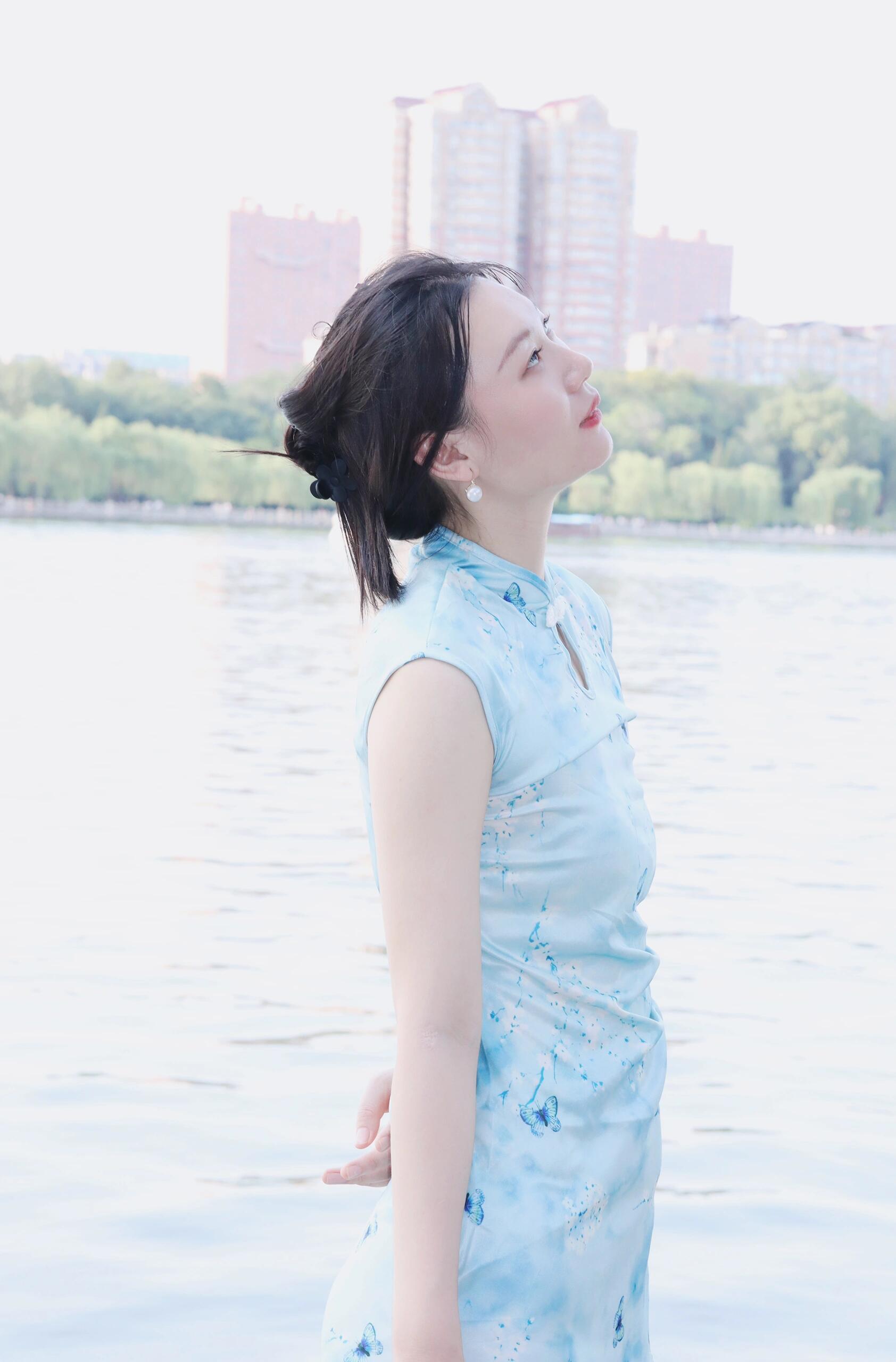 东方素女人妻的旗袍装