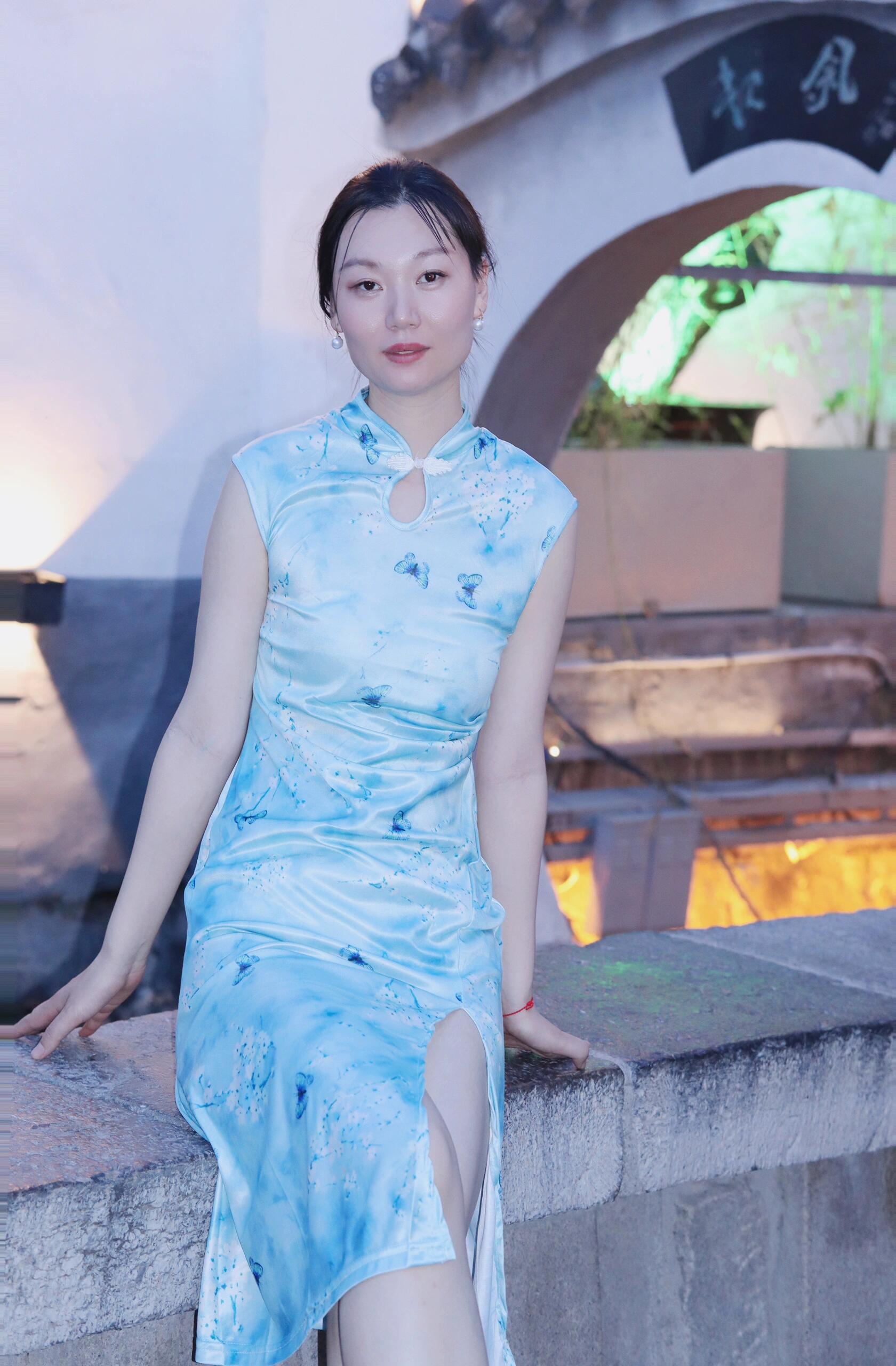 东方素女人妻的旗袍装