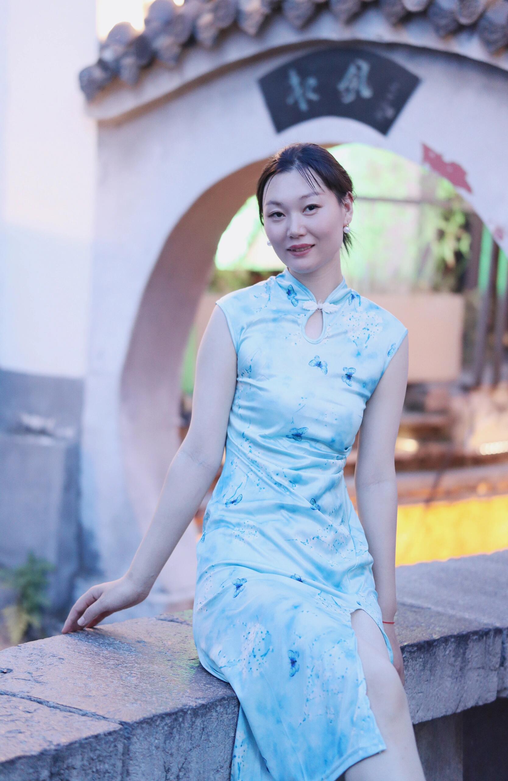 东方素女人妻的旗袍装