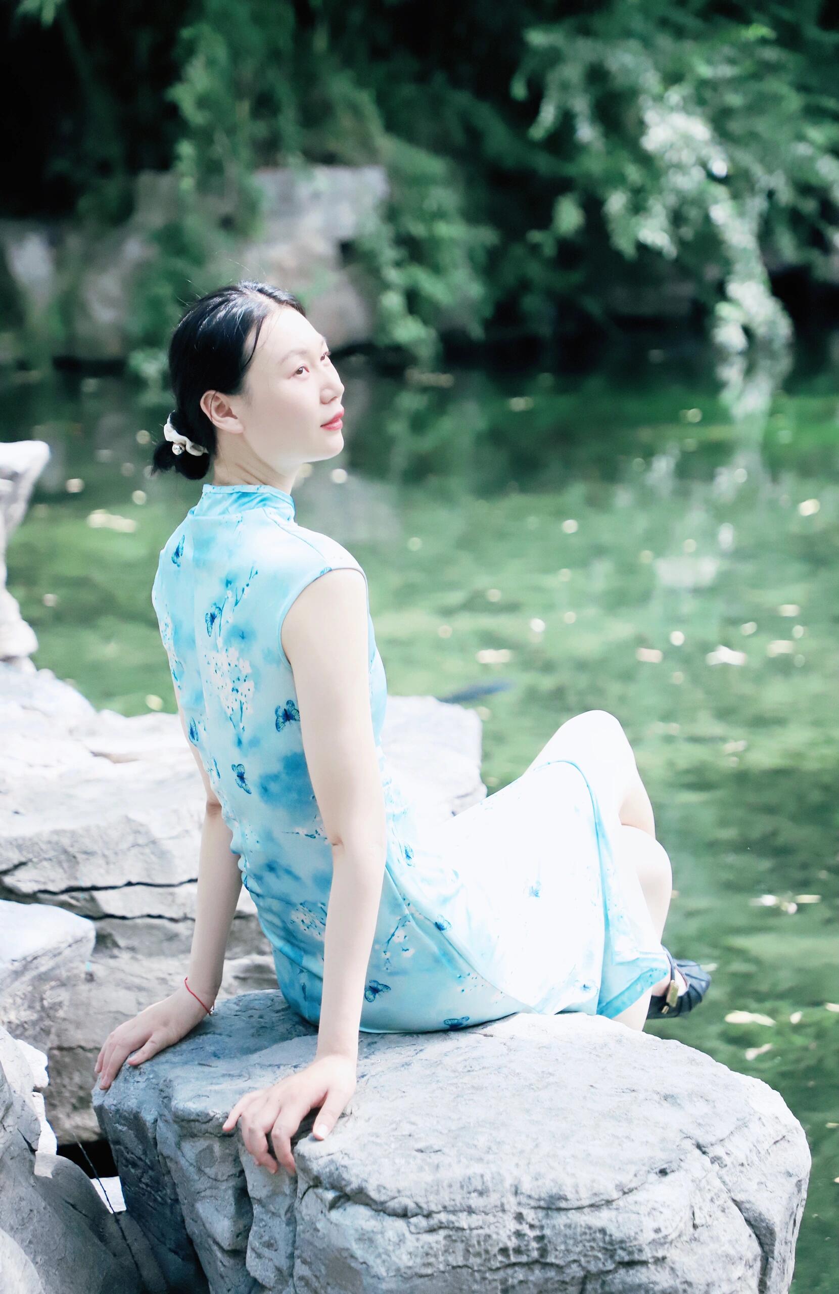 东方素女人妻的旗袍装