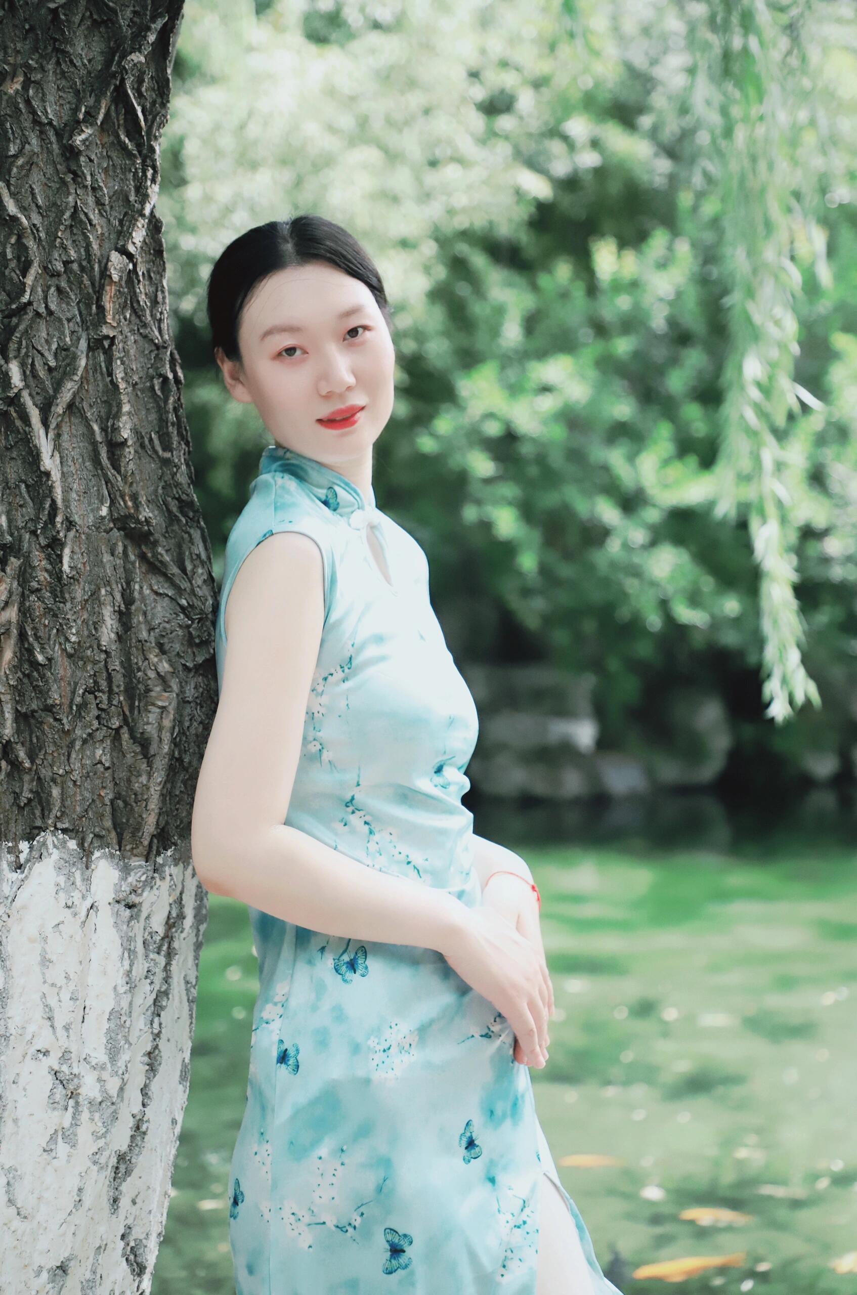 东方素女人妻的旗袍装