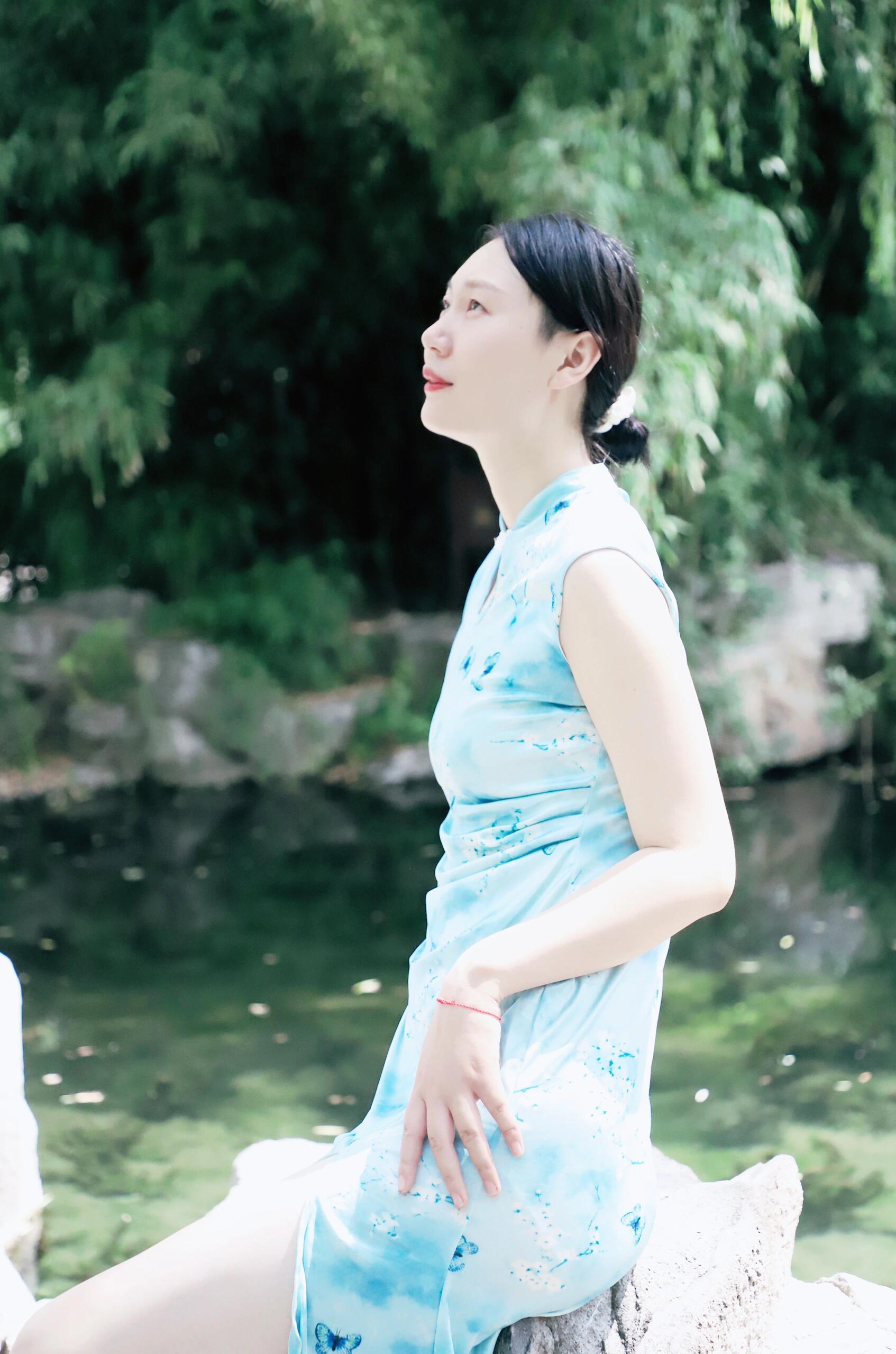 东方素女人妻的旗袍装