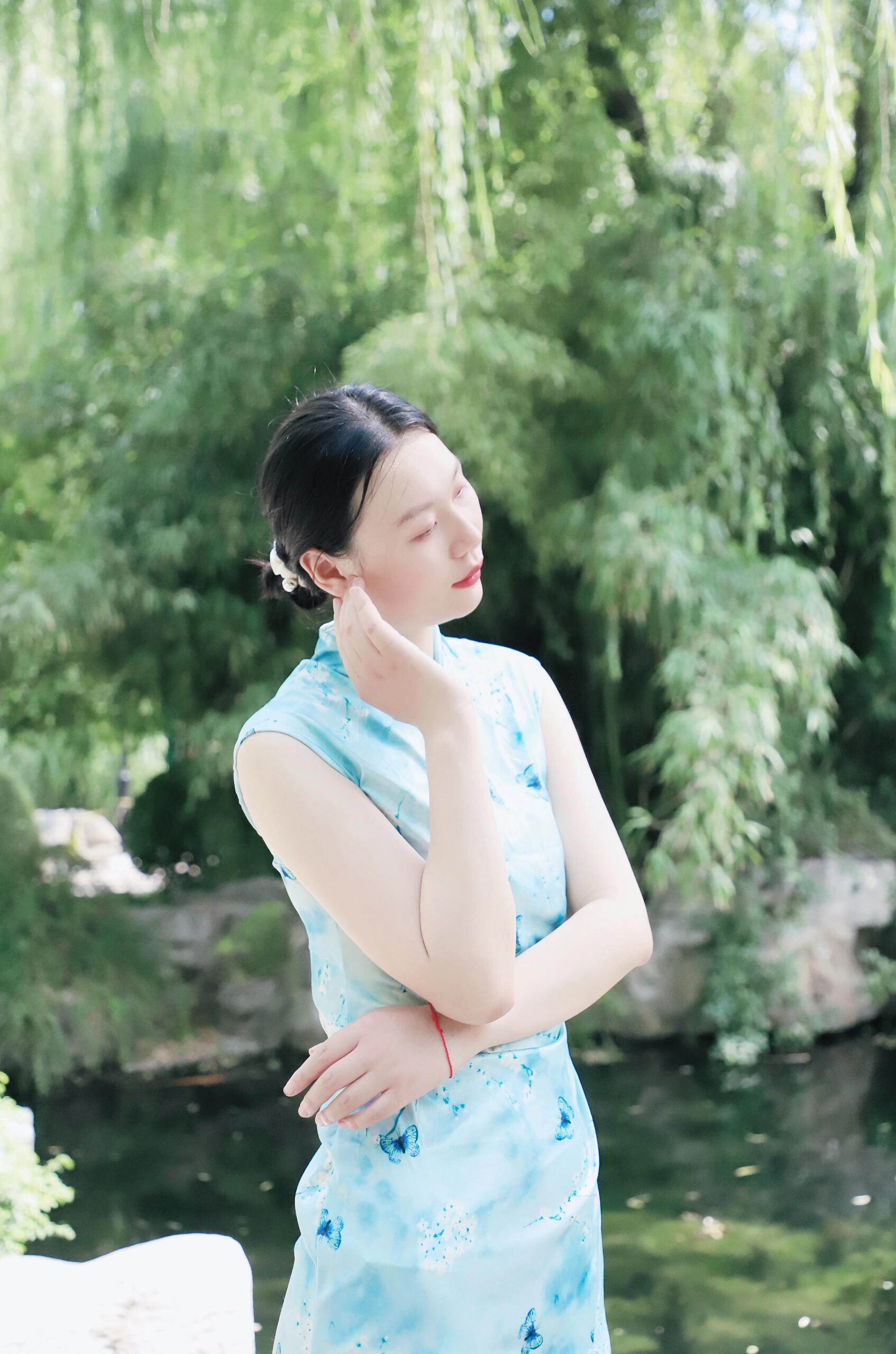 东方素女人妻的旗袍装