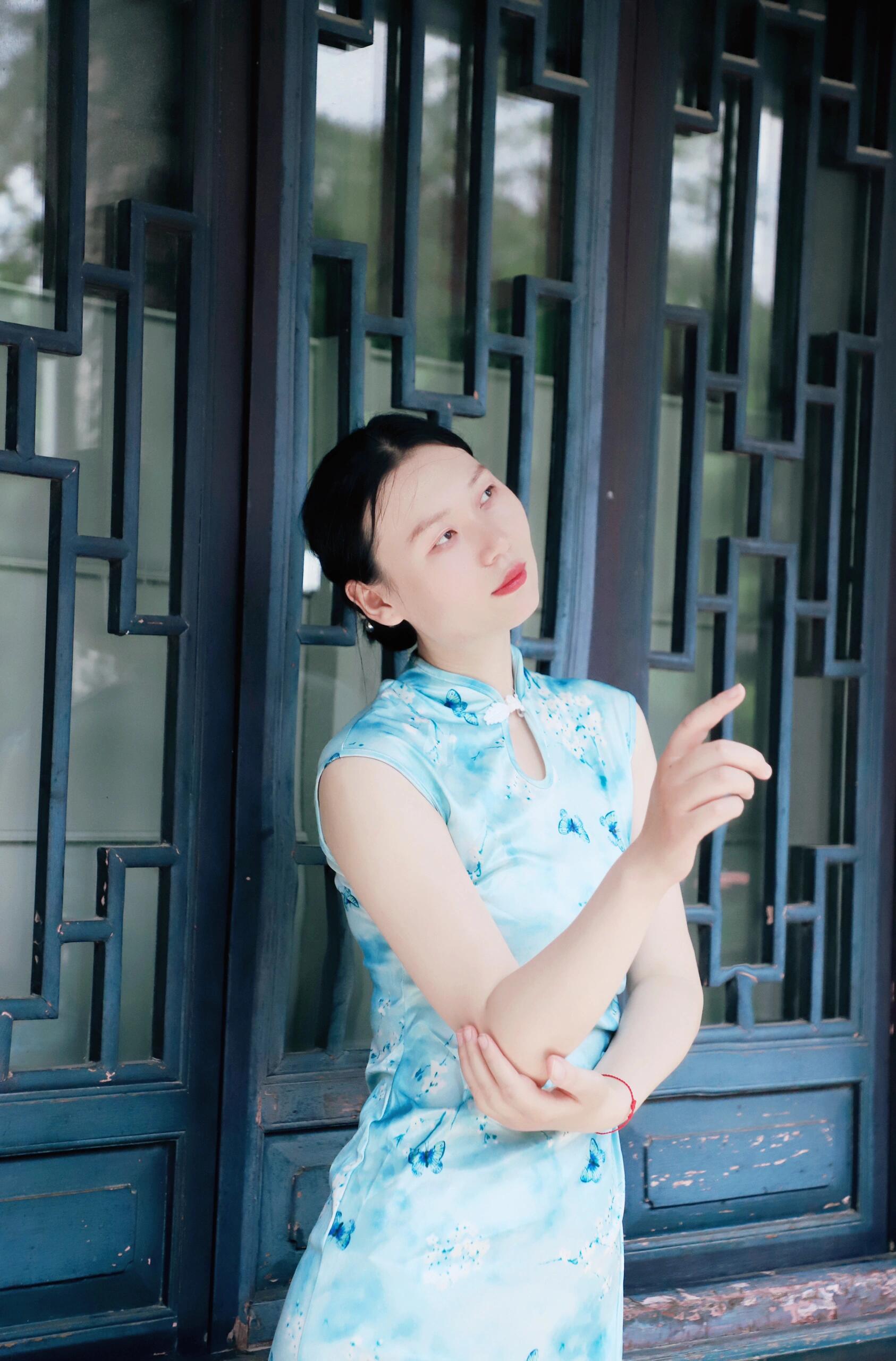 东方素女人妻的旗袍装