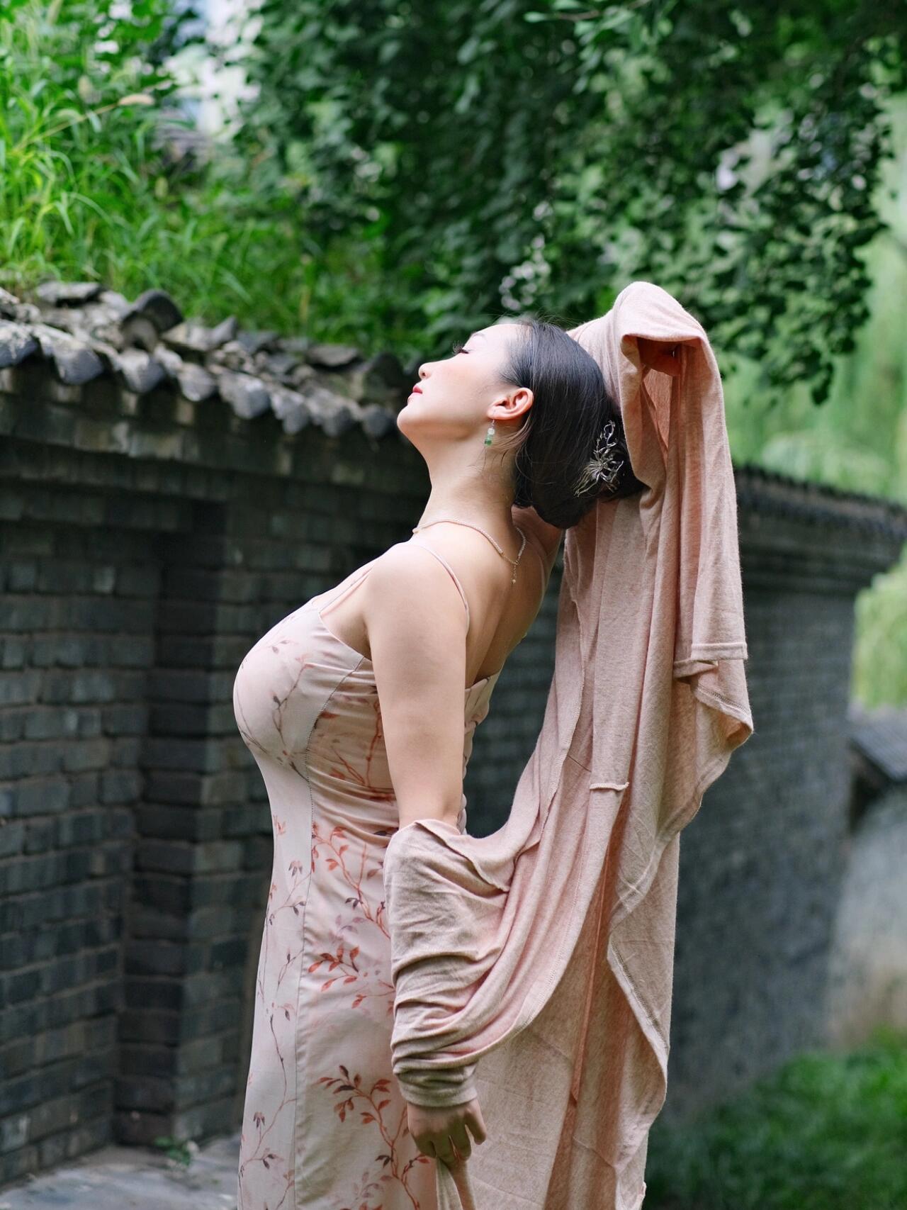 东方素女人妻的一组短热裤街拍
