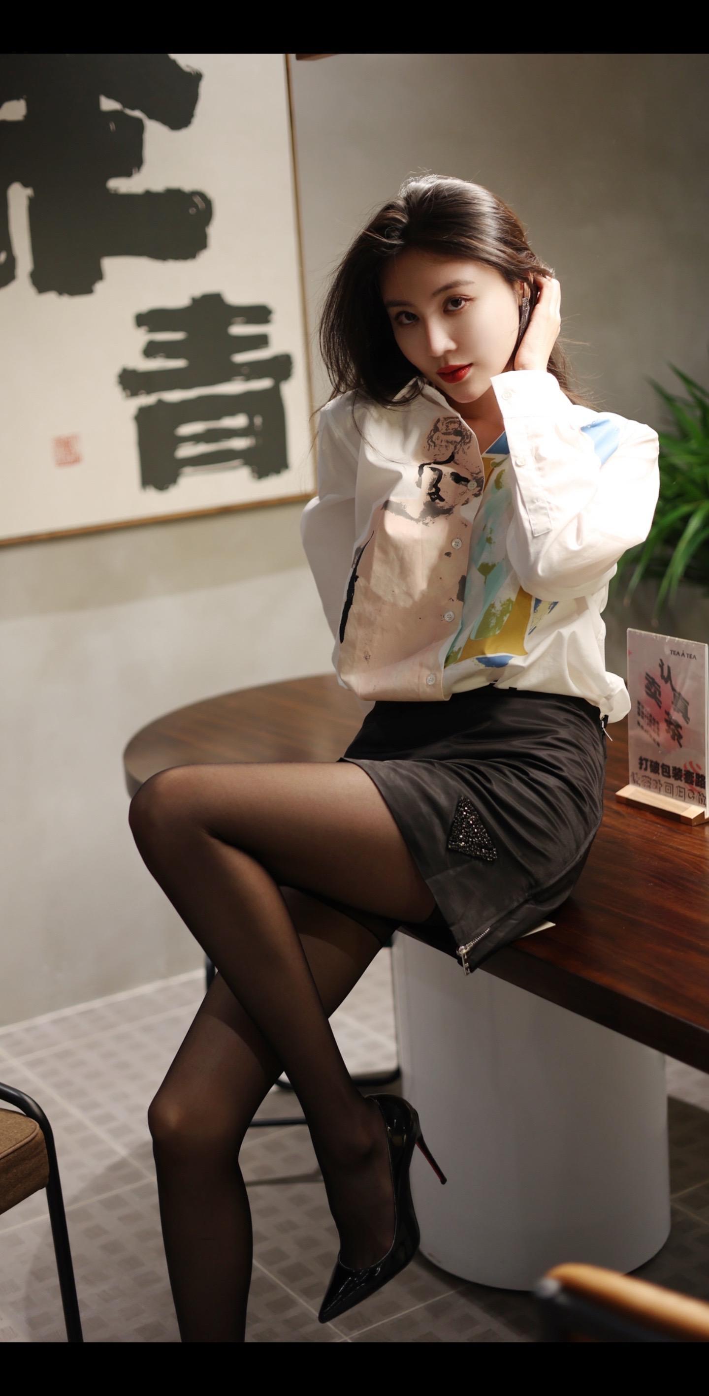 东方素女人妻的字画背景墙照