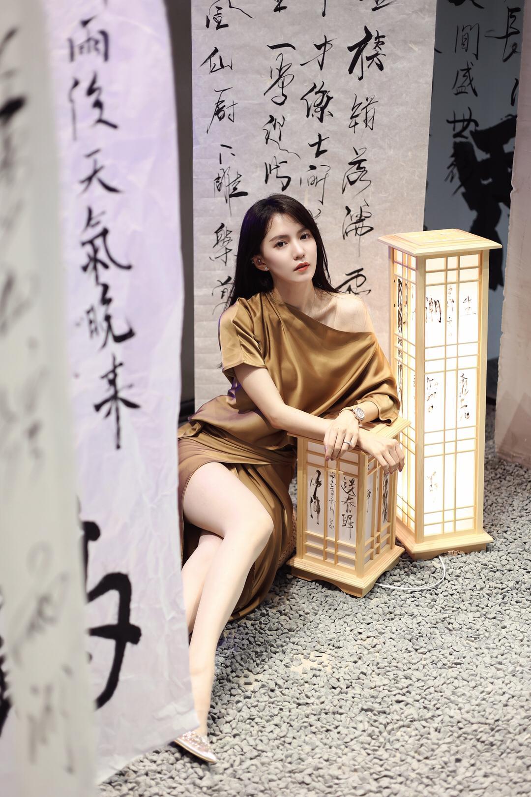 东方素女人妻的字画背景墙照