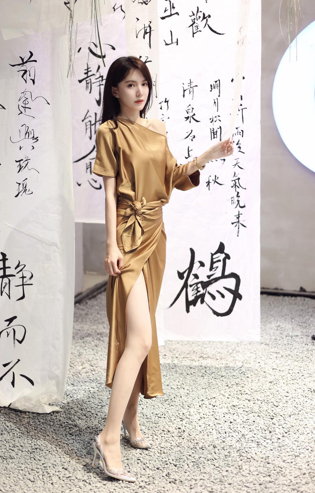 东方素女人妻的字画背景墙照