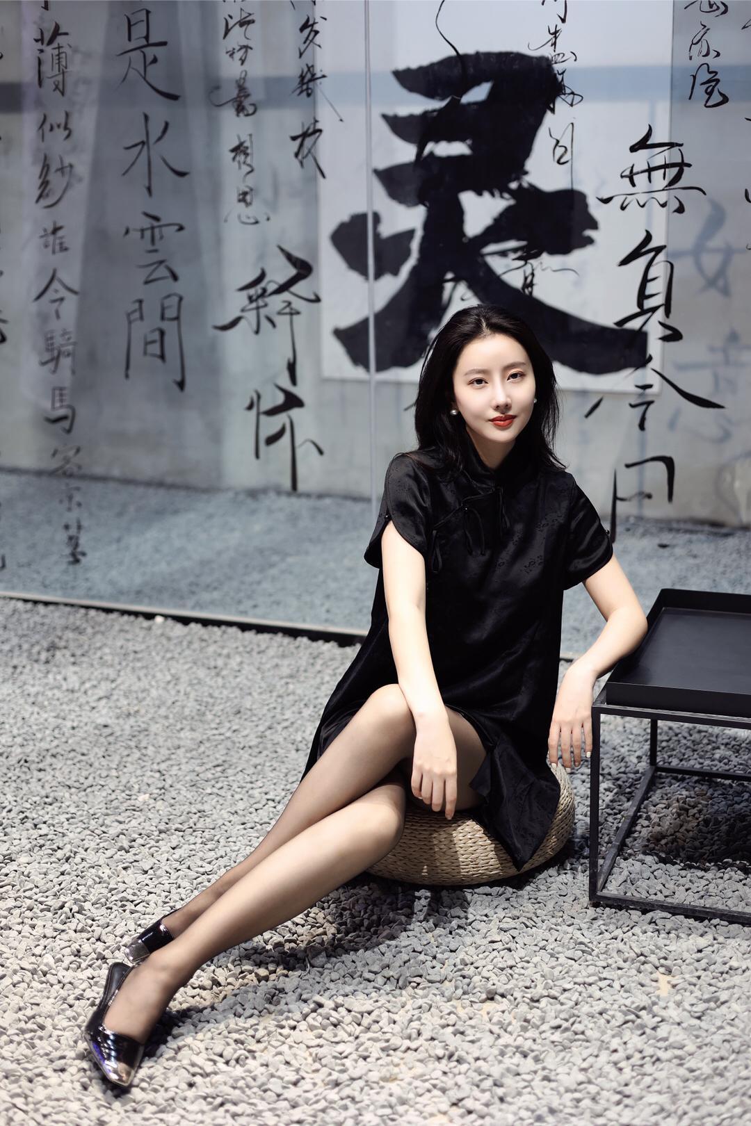 东方素女人妻的字画背景墙照