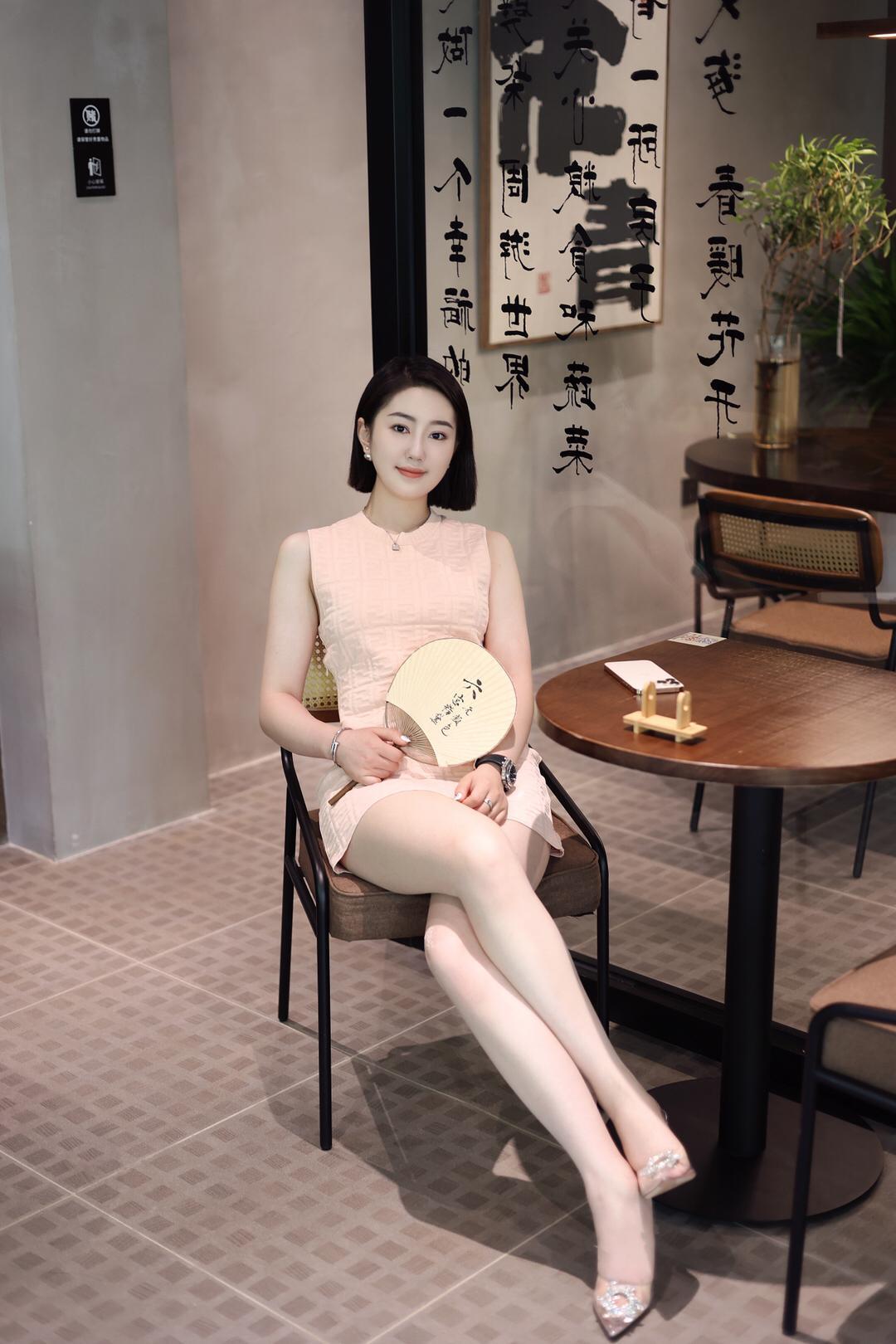 东方素女人妻的字画背景墙照