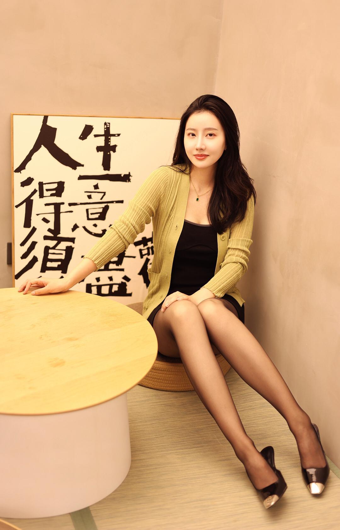 东方素女人妻的字画背景墙照