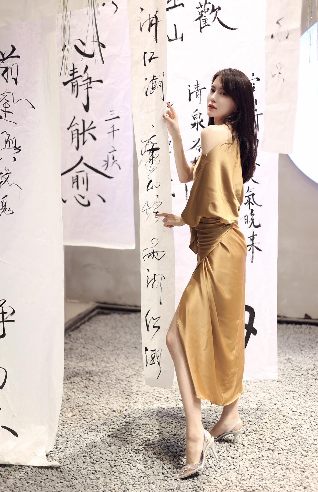 东方素女人妻的字画背景墙照