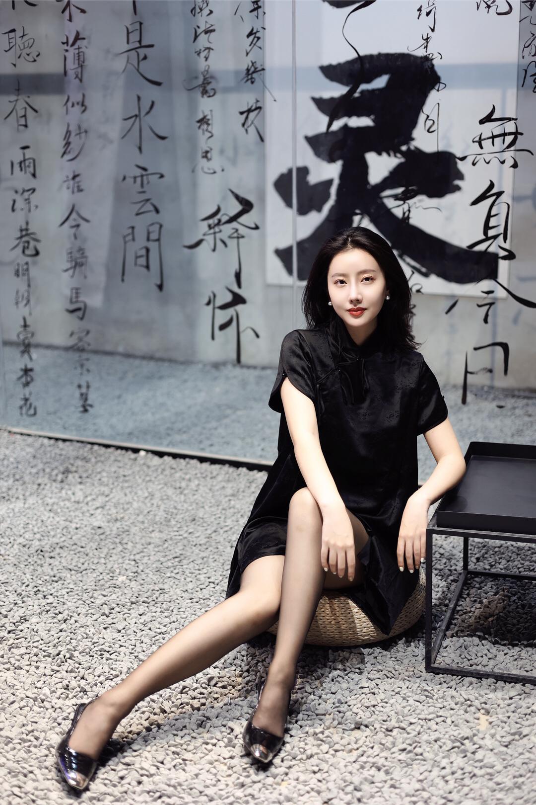东方素女人妻的字画背景墙照