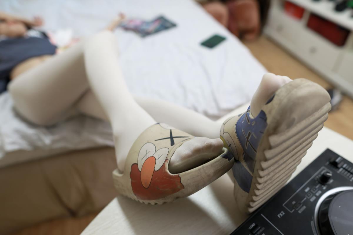 居家女友厚白丝足模风格