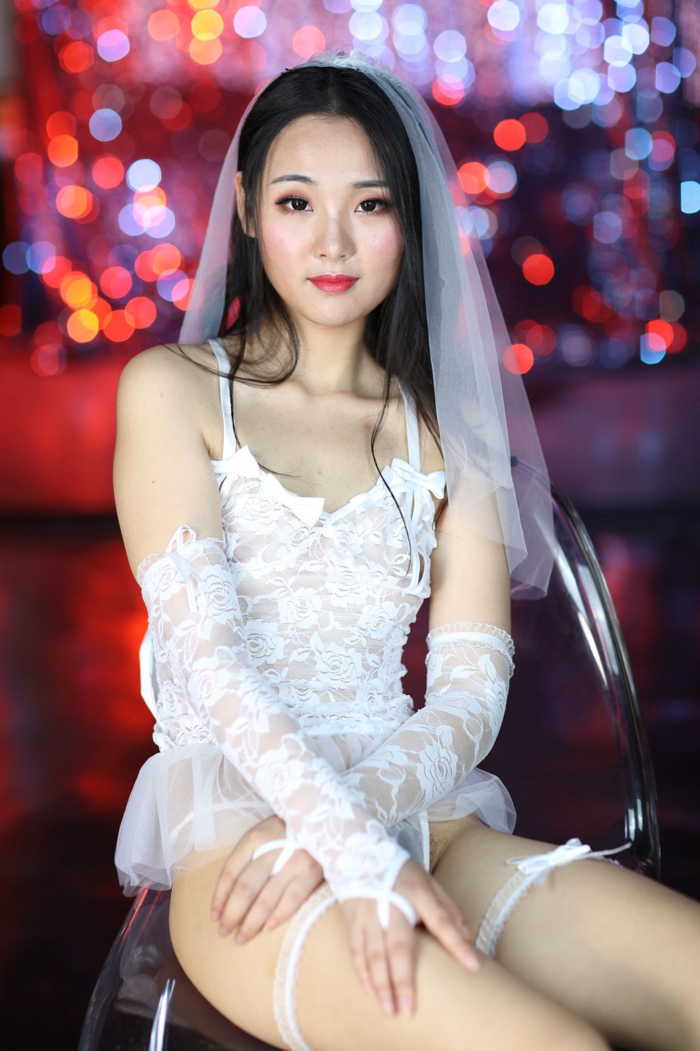 白色蕾丝妩媚的少妇