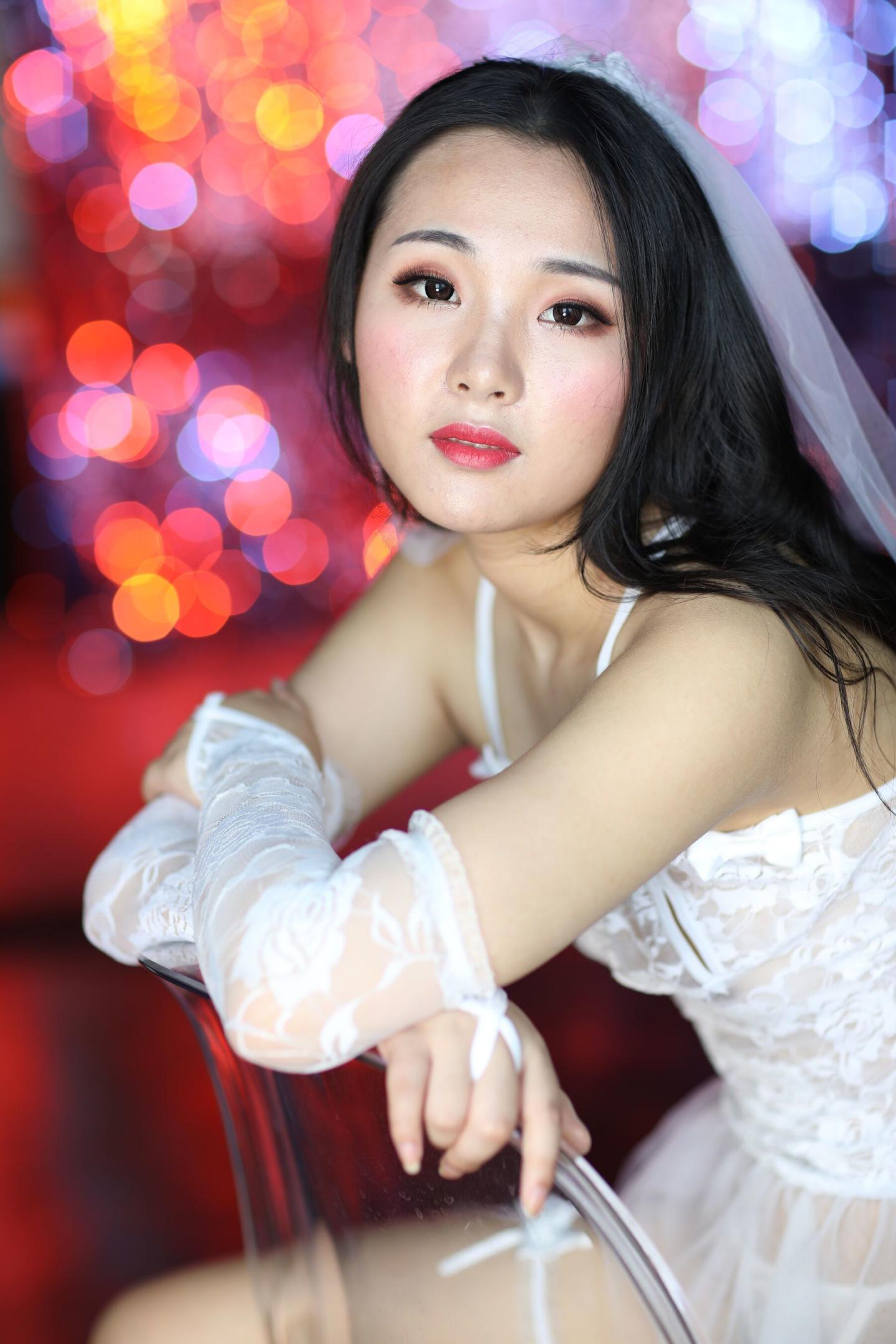 白色蕾丝妩媚的少妇