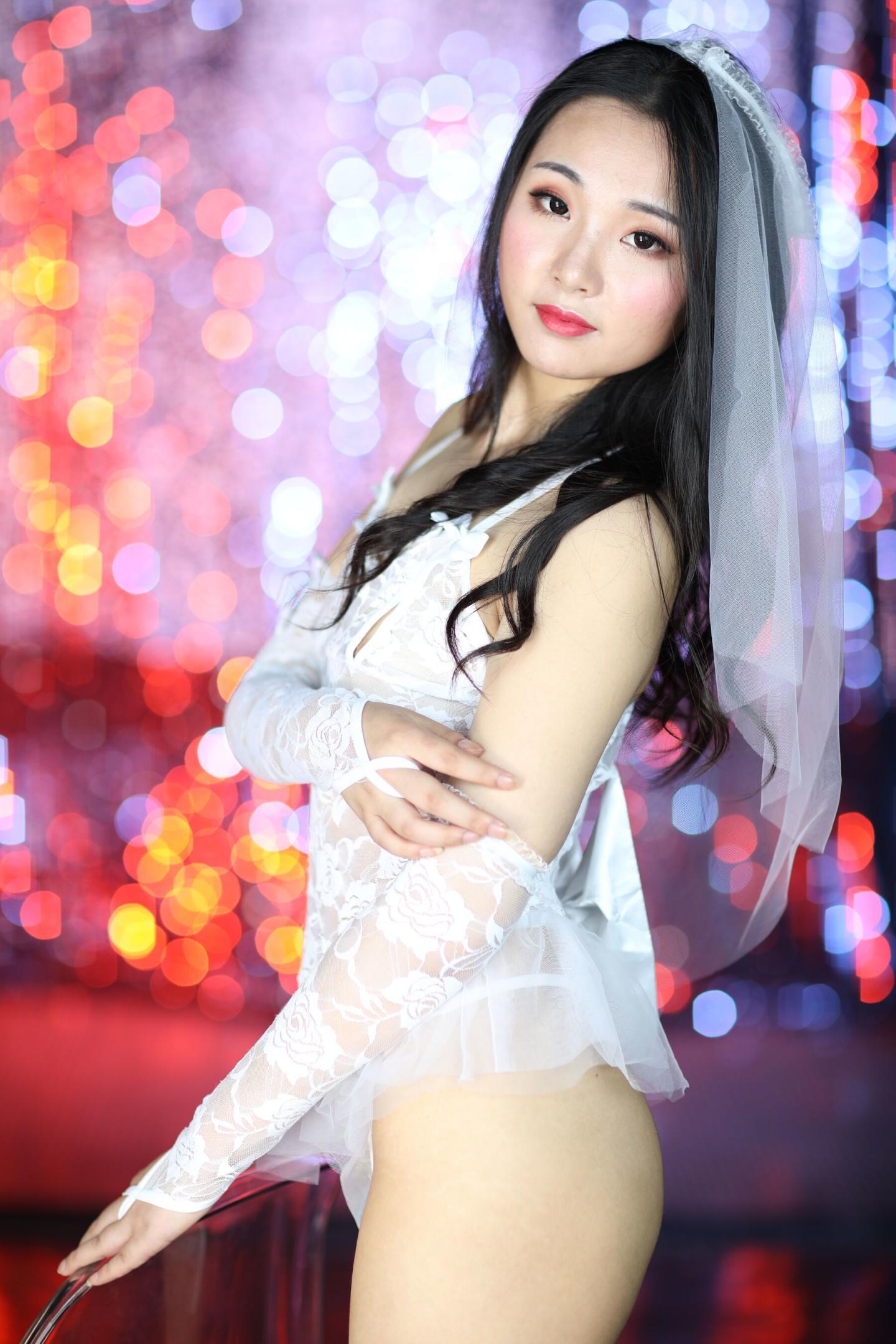 白色蕾丝妩媚的少妇