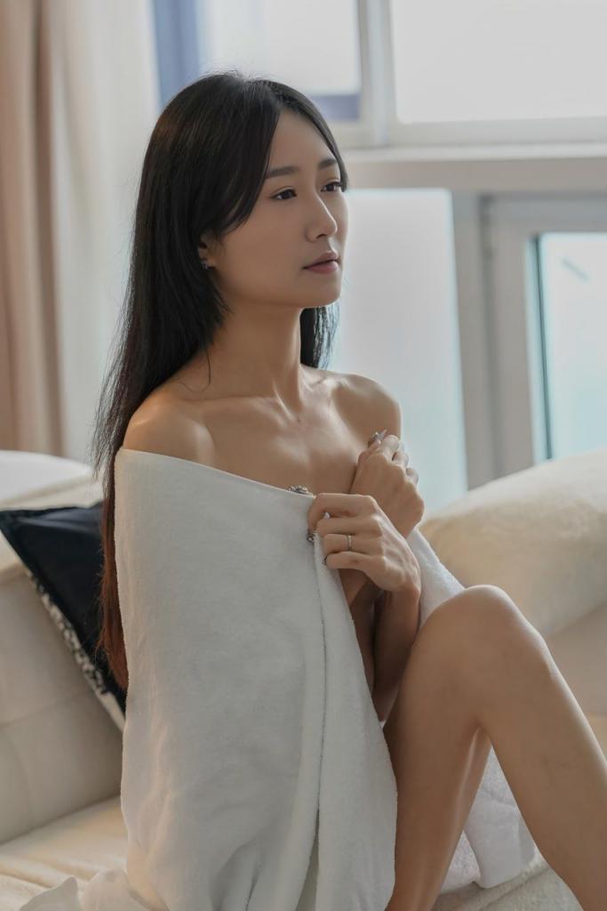 对着骨感的模特，色影师只好把焦点放在毛穴上