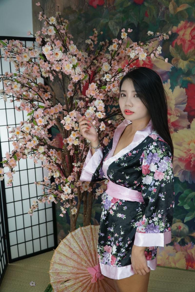 有点丑的妹子奶子挺大