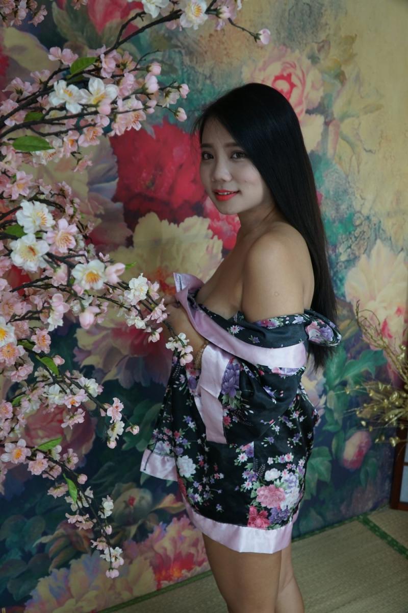 有点丑的妹子奶子挺大